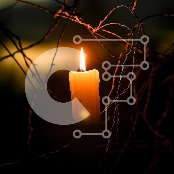 Intra Συλλεκτικό Ξύλινο Παζλ Plywood  4mm - Μονό αναμμένο κερί σε σκούρο φόντο Σε Ξύλινο Κουτί - Διαστάσεις: 10x10 cm – 25 κομμάτια