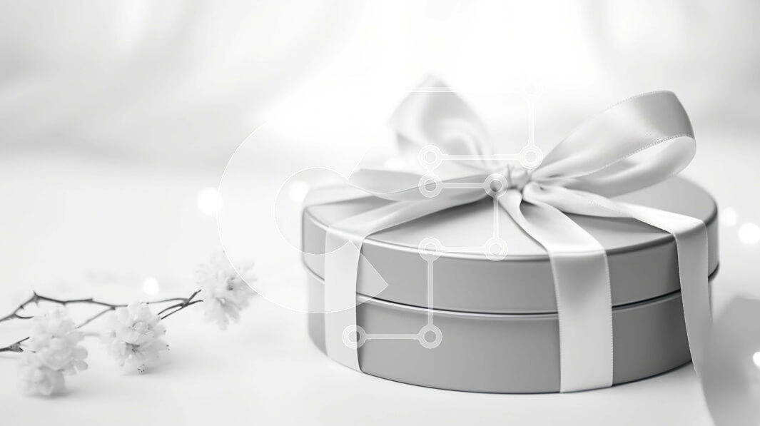 Intra Συλλεκτικό Ξύλινο Παζλ Plywood  4mm - Ασημένιο κουτί δώρου με λευκή κορδέλα και λουλούδια Σε Ξύλινο Κουτί - Διαστάσεις Puzzle: 10x10 cm – 25 κομμάτια