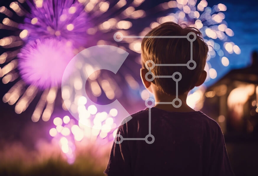 Intra Συλλεκτικό Ξύλινο Παζλ Plywood  4mm - Νεαρό αγόρι που απολαμβάνει επίδειξη πυροτεχνημάτων Σε Ξύλινο Κουτί - Διαστάσεις: 10x10 cm – 25 κομμάτια