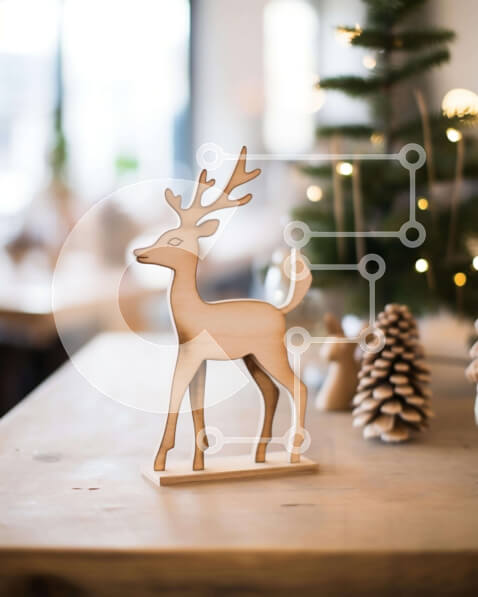 Intra Συλλεκτικό Ξύλινο Παζλ Plywood  4mm - Ξύλινο ειδώλιο ελαφιού μπροστά από ένα χριστουγεννιάτικο δέντρο Σε Ξύλινο Κουτί - Διαστάσεις: 10x10 cm – 25 κομμάτια