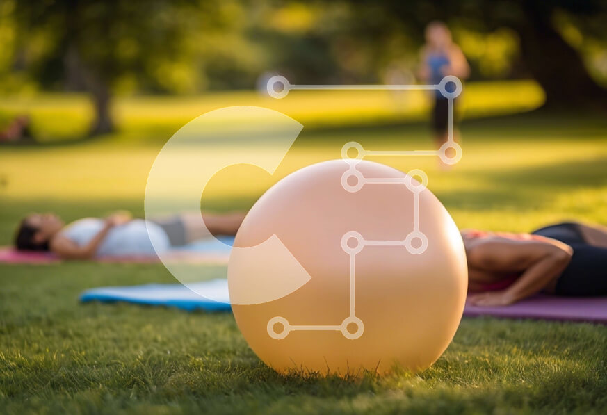 Intra Συλλεκτικό Ξύλινο Παζλ Plywood  4mm - Ομάδα ανθρώπων που κάνουν γιόγκα στο γρασίδι με μια μπάλα σε σχήμα αυγού στο βάθος Σε Ξύλινο Κουτί - Διαστάσεις Puzzle: 10x10 cm – 25 κομμάτια