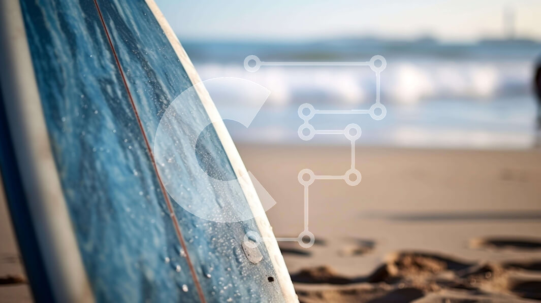 Intra Συλλεκτικό Ξύλινο Παζλ Plywood  4mm - Μπλε σανίδα του σερφ στην παραλία με θέα στον ωκεανό Σε Ξύλινο Κουτί - Διαστάσεις: 10x10 cm – 25 κομμάτια