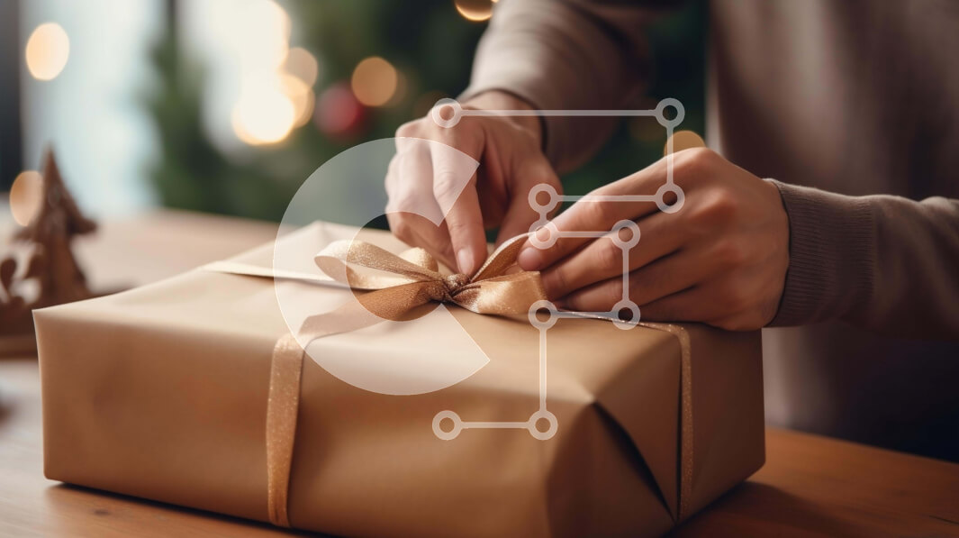 Intra Συλλεκτικό Ξύλινο Παζλ Plywood  4mm - Τυλίγοντας ένα κουτί δώρου για τα Χριστούγεννα με κορδέλα και ψαλίδι Σε Ξύλινο Κουτί - Διαστάσεις: 10x10 cm – 25 κομμάτια