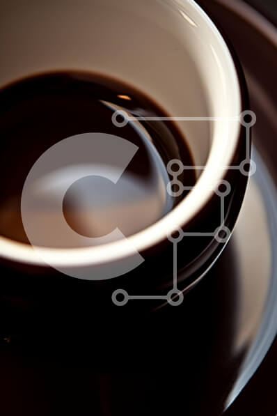 Σετ των 2 Intra Συλλεκτικό Ξύλινο Παζλ Plywood  4mm - Κοντινό πλάνο φλιτζάνι καφέ και πιατάκι με σκούρο καφέ υγρό Σε Ξύλινο Κουτί - Διαστάσεις: 10x10 cm – 25 κομμάτια