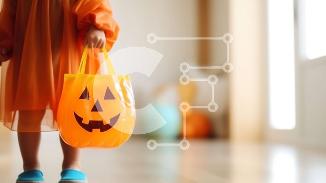 Intra Συλλεκτικό Ξύλινο Παζλ Plywood  4mm - Νεαρό κορίτσι που κρατά μια πορτοκαλί τσάντα σε σχήμα κολοκύθας για το Halloween Σε Ξύλινο Κουτί - Διαστάσεις Puzzle: 10x10 cm – 25 κομμάτια