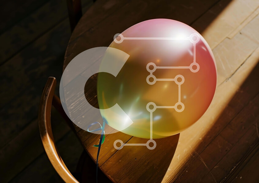 Intra Συλλεκτικό Ξύλινο Παζλ Plywood  4mm - Πολύχρωμο μπαλόνι σε παλιό ξύλινο τραπέζι με το φως του ήλιου Σε Ξύλινο Κουτί - Διαστάσεις: 10x10 cm – 25 κομμάτια