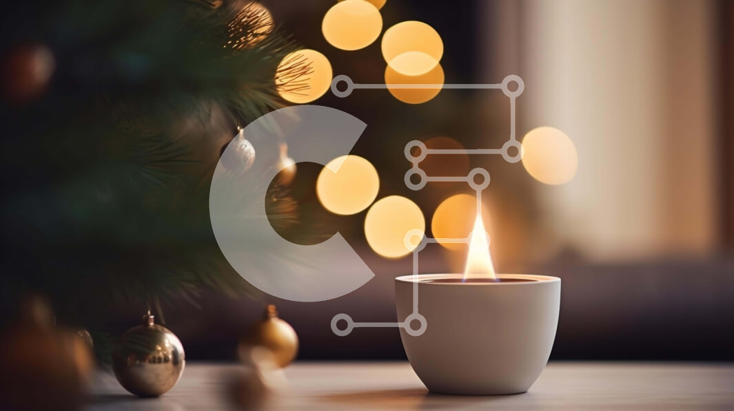 Intra Συλλεκτικό Ξύλινο Παζλ Plywood  4mm - Αναμμένο κερί μπροστά από ένα στολισμένο χριστουγεννιάτικο δέντρο Σε Ξύλινο Κουτί - Διαστάσεις: 10x10 cm – 25 κομμάτια