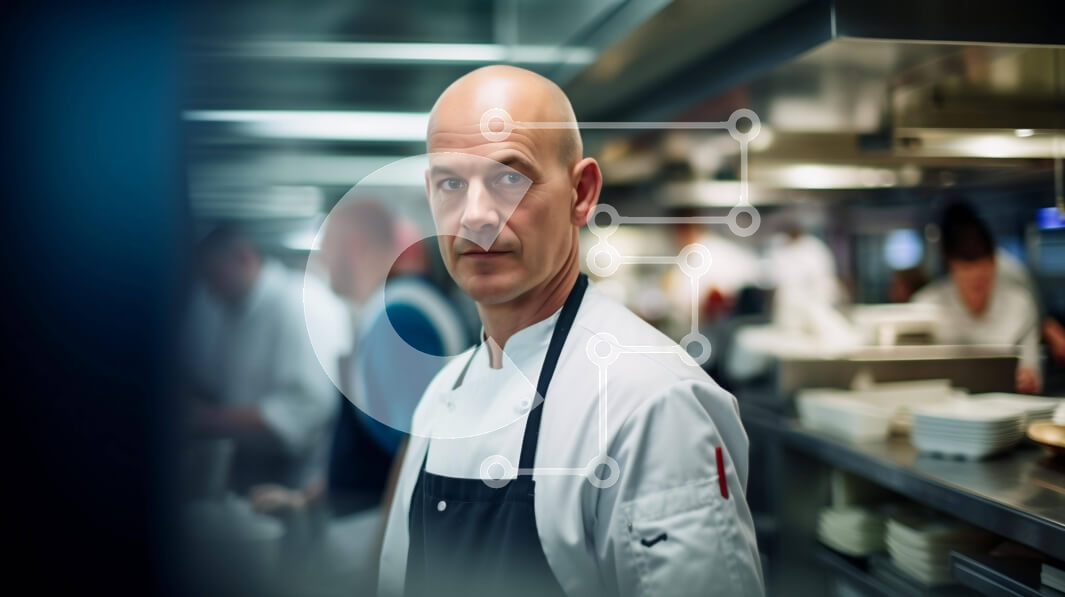 Intra Συλλεκτικό Ξύλινο Παζλ Plywood  4mm - Φαλακρός σεφ σε μια βιομηχανική κουζίνα Σε Ξύλινο Κουτί - Διαστάσεις Puzzle: 10x10 cm – 25 κομμάτια