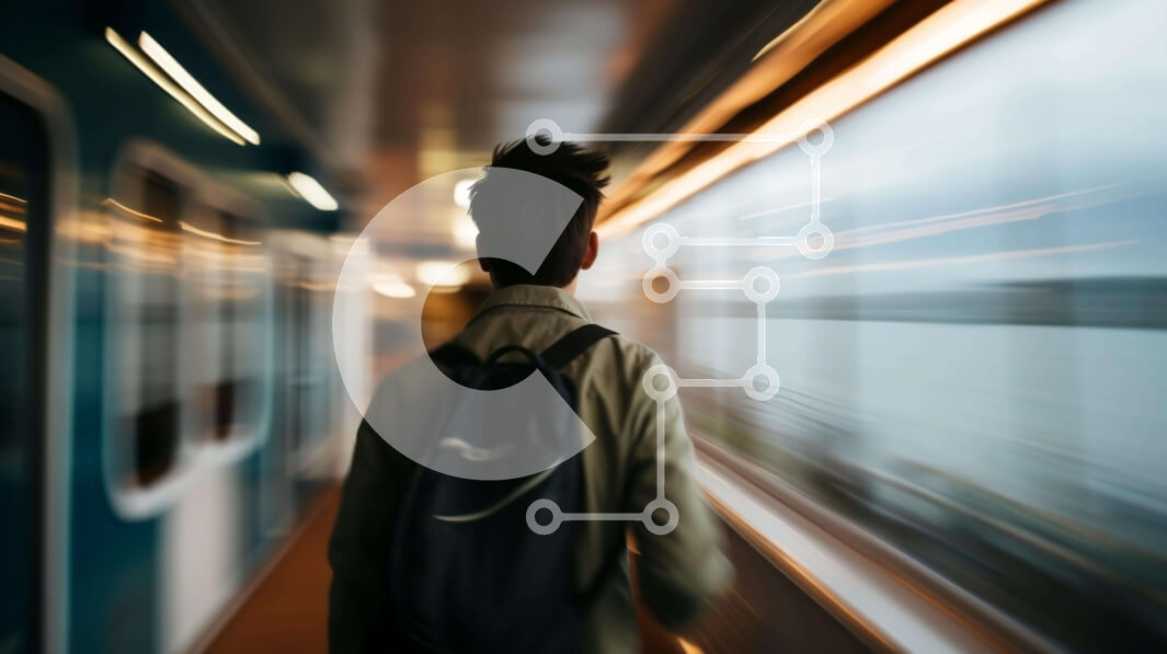 Intra Συλλεκτικό Ξύλινο Παζλ Plywood  4mm - Γυναίκα που περπατά στις γραμμές του τρένου με το σακίδιο Σε Ξύλινο Κουτί - Διαστάσεις Puzzle: 10x10 cm – 25 κομμάτια