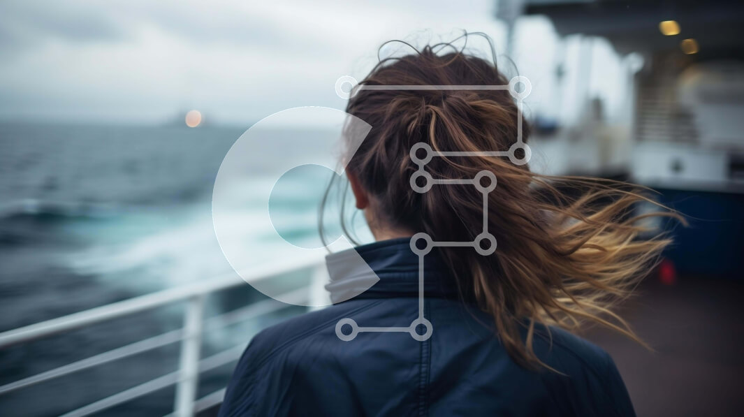 Intra Συλλεκτικό Ξύλινο Παζλ Plywood  4mm - Γυναίκα που απολαμβάνει τη θέα στον ωκεανό από μια βάρκα Σε Ξύλινο Κουτί - Διαστάσεις Puzzle: 10x10 cm – 25 κομμάτια