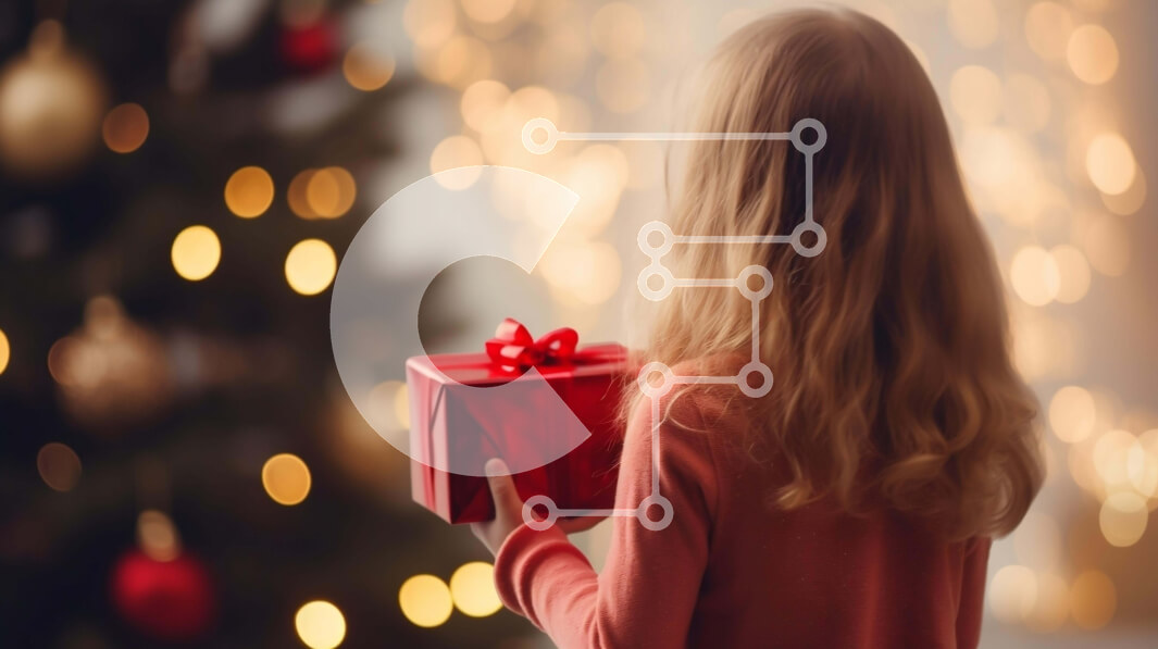 Intra Συλλεκτικό Ξύλινο Παζλ Plywood  4mm - Νεαρό κορίτσι με ξανθά μαλλιά και κόκκινο κουτί δώρου μπροστά από το χριστουγεννιάτικο δέντρο Σε Ξύλινο Κουτί - Διαστάσεις: 10x10 cm – 25 κομμάτια