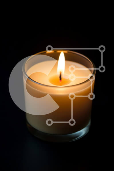 Intra Συλλεκτικό Ξύλινο Παζλ Plywood  4mm - Αναμμένο κερί που επιπλέει σε μαύρο φόντο Σε Ξύλινο Κουτί - Διαστάσεις Puzzle: 10x10 cm – 25 κομμάτια