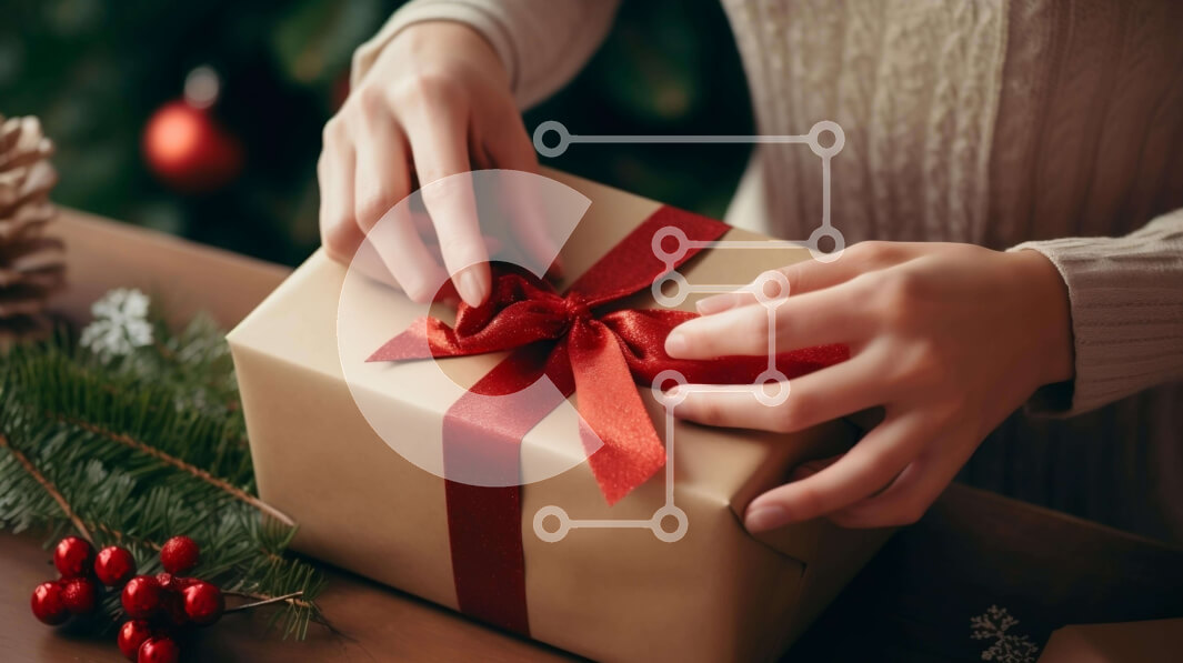 Intra Συλλεκτικό Ξύλινο Παζλ Plywood  4mm - Γυναικείο δώρο περιτυλίγματος με κόκκινη κορδέλα και κουκουνάρια Σε Ξύλινο Κουτί - Διαστάσεις: 10x10 cm – 25 κομμάτια