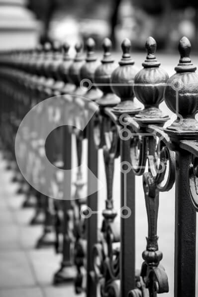 Intra Συλλεκτικό Ξύλινο Παζλ Plywood  4mm - Όμορφη ασπρόμαυρη εικόνα φράχτη από σφυρήλατο σίδερο με διακοσμητικά σχέδια Σε Ξύλινο Κουτί - Διαστάσεις Puzzle: 10x10 cm – 25 κομμάτια