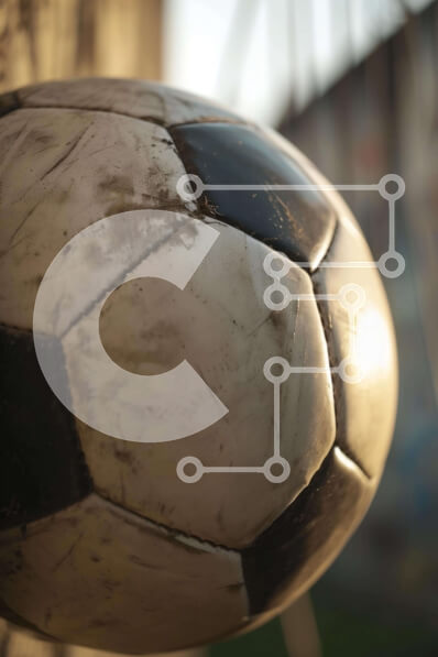 Intra Συλλεκτικό Ξύλινο Παζλ Plywood  4mm - Ασπρόμαυρη μπάλα ποδοσφαίρου κρεμασμένη στον παλιό τοίχο Σε Ξύλινο Κουτί - Διαστάσεις Puzzle: 10x10 cm – 25 κομμάτια