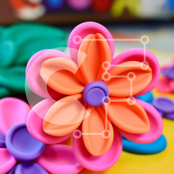 Intra Συλλεκτικό Ξύλινο Παζλ Plywood  4mm - Πολύχρωμα πλαστικά λουλούδια σε ένα τραπέζι Σε Ξύλινο Κουτί - Διαστάσεις Puzzle: 10x10 cm – 25 κομμάτια