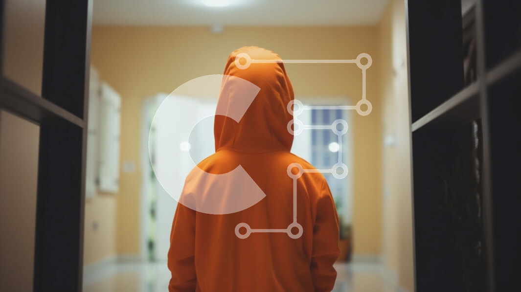 Intra Συλλεκτικό Ξύλινο Παζλ Plywood  4mm - Παιδί με πορτοκαλί φούτερ που στέκεται στο διάδρομο Σε Ξύλινο Κουτί - Διαστάσεις Puzzle: 10x10 cm – 25 κομμάτια