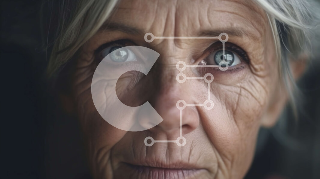 Intra Συλλεκτικό Ξύλινο Παζλ Plywood  4mm - Εκπληκτικό πορτρέτο μιας ηλικιωμένης γυναίκας με γκρίζα μαλλιά και μπλε μάτια Σε Ξύλινο Κουτί - Διαστάσεις Puzzle: 10x10 cm – 25 κομμάτια