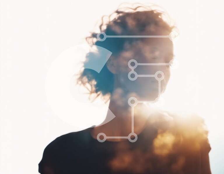 Intra Συλλεκτικό Ξύλινο Παζλ Plywood  4mm - Σγουρά μαλλιά γυναίκα που στέκεται μπροστά στον ήλιο Σε Ξύλινο Κουτί - Διαστάσεις Puzzle: 10x10 cm – 25 κομμάτια