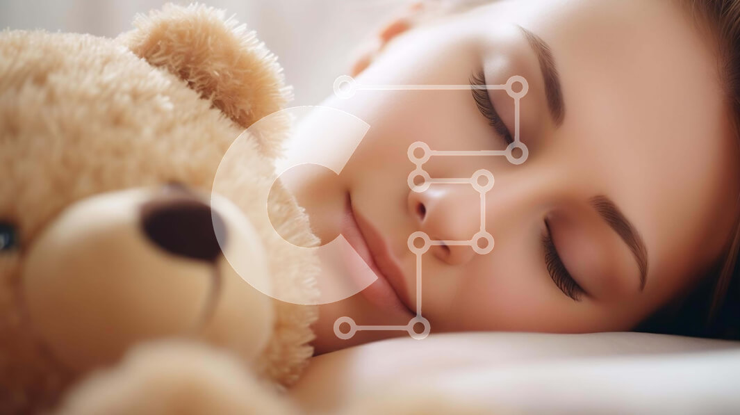 Intra Συλλεκτικό Ξύλινο Παζλ Plywood  4mm - Νεαρή γυναίκα που κοιμάται με το αρκουδάκι Σε Ξύλινο Κουτί - Διαστάσεις Puzzle: 10x10 cm – 25 κομμάτια