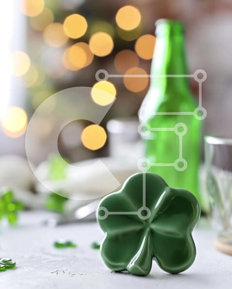 Intra Συλλεκτικό Ξύλινο Παζλ Plywood  4mm - Γιορτή του Αγίου Πατρικίου με πράσινη μπύρα και ειδώλιο τριφυλλιού Σε Ξύλινο Κουτί - Διαστάσεις: 10x10 cm – 25 κομμάτια