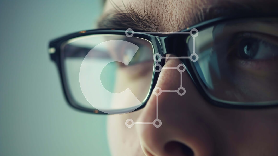 Intra Συλλεκτικό Ξύλινο Παζλ Plywood  4mm - Άνδρας που φοράει γυαλιά κοιτάζοντας την απόσταση Σε Ξύλινο Κουτί - Διαστάσεις Puzzle: 10x10 cm – 25 κομμάτια