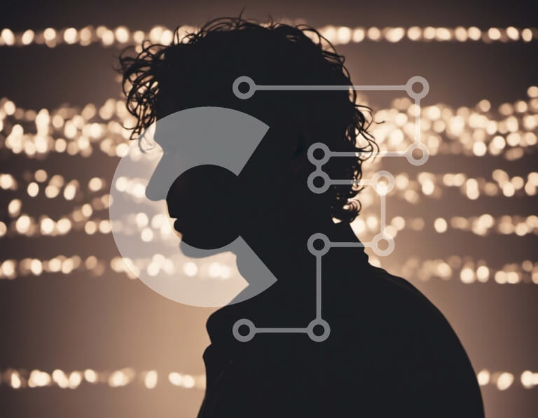 Intra Συλλεκτικό Ξύλινο Παζλ Plywood  4mm - Σιλουέτα ενός άνδρα μπροστά από ένα φωτισμένο φόντο Σε Ξύλινο Κουτί - Διαστάσεις Puzzle: 10x10 cm – 25 κομμάτια