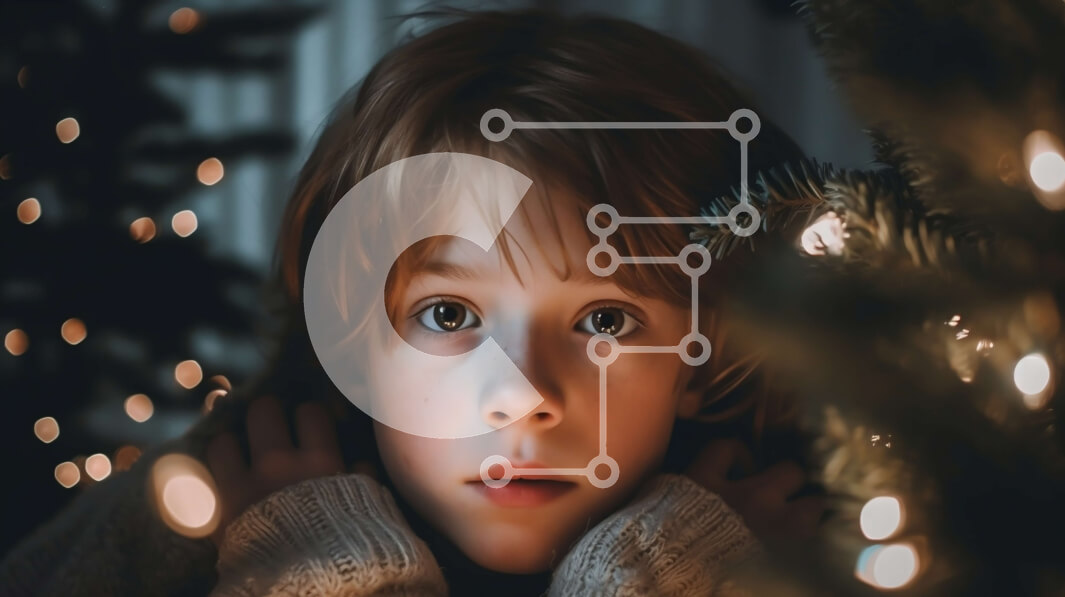 Intra Συλλεκτικό Ξύλινο Παζλ Plywood  4mm - Πορτρέτο ενός νεαρού αγοριού με κόκκινα μαλλιά και μπλε μάτια μπροστά από ένα χριστουγεννιάτικο δέντρο Σε Ξύλινο Κουτί - Διαστάσεις Puzzle: 10x10 cm – 25 κομμάτια