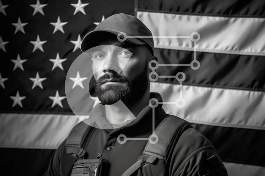 Intra Συλλεκτικό Ξύλινο Παζλ Plywood  4mm - Άνδρας με στρατιωτική στολή στέκεται περήφανος μπροστά από την αμερικανική σημαία Σε Ξύλινο Κουτί - Διαστάσεις Puzzle: 10x10 cm – 25 κομμάτια