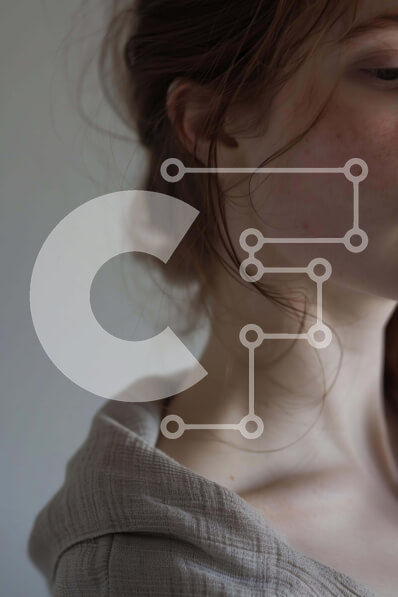 Intra Συλλεκτικό Ξύλινο Παζλ Plywood  4mm - Κοκκινομάλλα που κοιτάζει επίμονα στην απόσταση Σε Ξύλινο Κουτί - Διαστάσεις Puzzle: 10x10 cm – 25 κομμάτια