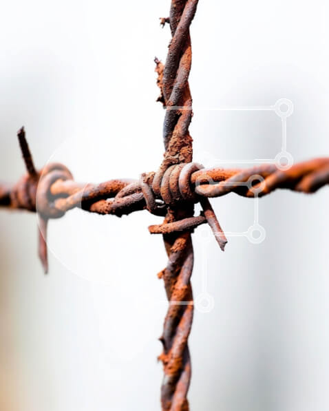 Σετ των 2 Intra Συλλεκτικό Ξύλινο Παζλ Plywood  4mm - Φράχτη από σκουριασμένο συρματόπλεγμα - Άποψη από κοντά του παλιού και φθαρμένου φράχτη Σε Ξύλινο Κουτί - Διαστάσεις: 10x10 cm – 25 κομμάτια