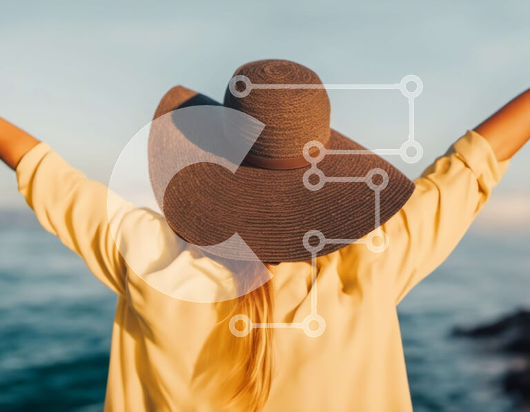 Intra Συλλεκτικό Ξύλινο Παζλ Plywood  4mm - Γυναίκα στην άκρη του νερού που φορά ψάθινο καπέλο Σε Ξύλινο Κουτί - Διαστάσεις Puzzle: 10x10 cm – 25 κομμάτια