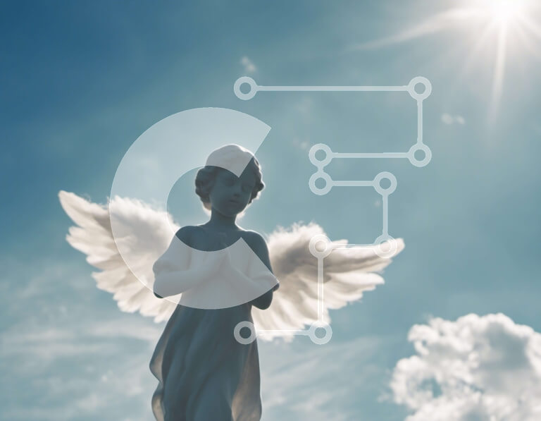 Intra Συλλεκτικό Ξύλινο Παζλ Plywood  4mm - Άγαλμα Λευκού Αγγέλου με απλωμένα χέρια ενάντια σε έναν καθαρό γαλάζιο ουρανό Σε Ξύλινο Κουτί - Διαστάσεις Puzzle: 10x10 cm – 25 κομμάτια