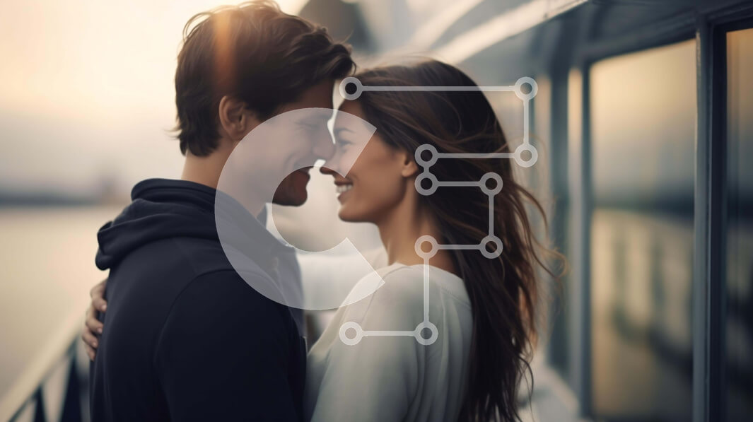 Intra Συλλεκτικό Ξύλινο Παζλ Plywood  4mm - Νεαρό ζευγάρι αγκαλιάζεται σε ένα κρουαζιερόπλοιο στον ωκεανό Σε Ξύλινο Κουτί - Διαστάσεις Puzzle: 10x10 cm – 25 κομμάτια