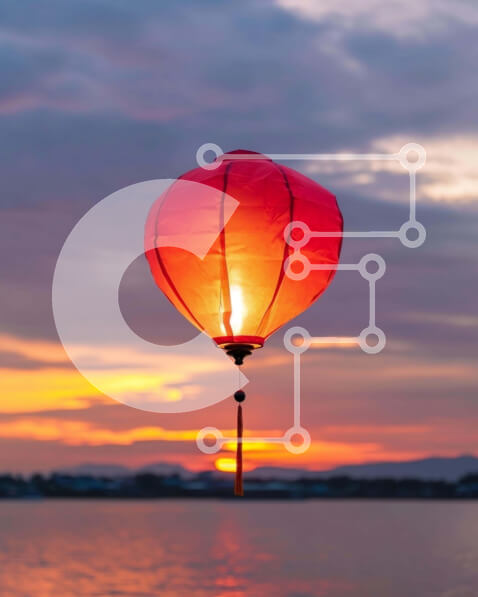 Intra Συλλεκτικό Ξύλινο Παζλ Plywood  4mm - Κόκκινο χάρτινο φανάρι που επιπλέει στο νερό στο ηλιοβασίλεμα Σε Ξύλινο Κουτί - Διαστάσεις Puzzle: 10x10 cm – 25 κομμάτια