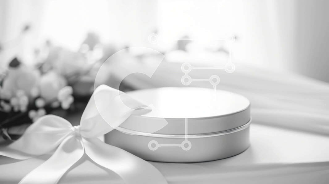 Intra Συλλεκτικό Ξύλινο Παζλ Plywood  4mm - Ασημένιο δοχείο με λευκή κορδέλα στο τραπέζι με λουλούδια Σε Ξύλινο Κουτί - Διαστάσεις Puzzle: 10x10 cm – 25 κομμάτια