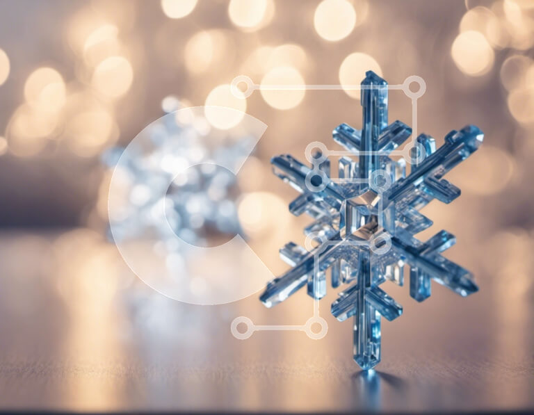 Intra Συλλεκτικό Ξύλινο Παζλ Plywood  4mm - Ασημένια διακόσμηση με νιφάδες χιονιού σε φωτισμένο φόντο Σε Ξύλινο Κουτί - Διαστάσεις Puzzle: 10x10 cm – 25 κομμάτια