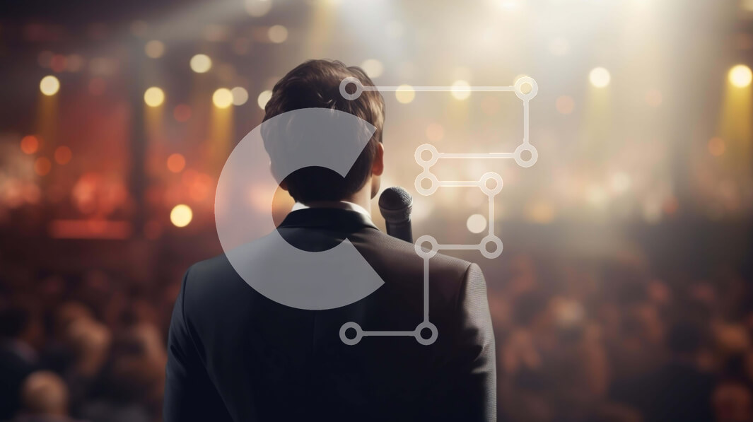 Intra Συλλεκτικό Ξύλινο Παζλ Plywood  4mm - Άνδρας που παίζει στη σκηνή μπροστά σε ένα κοινό με ένα μικρόφωνο Σε Ξύλινο Κουτί - Διαστάσεις Puzzle: 10x10 cm – 25 κομμάτια