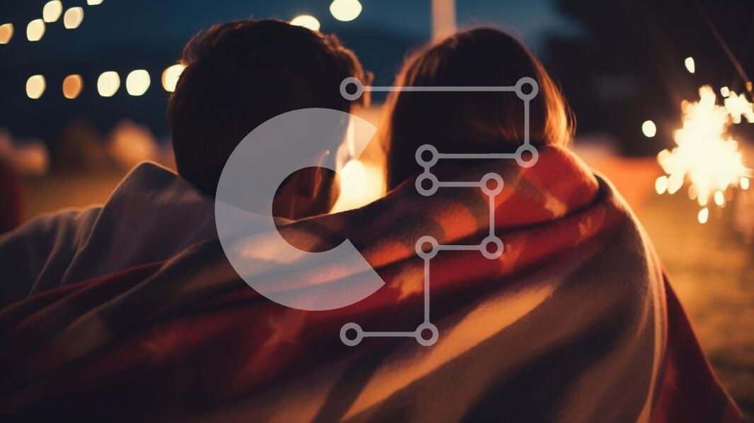 Intra Συλλεκτικό Ξύλινο Παζλ Plywood  4mm - Ρομαντικό ζευγάρι που παρακολουθεί πυροτεχνήματα Σε Ξύλινο Κουτί - Διαστάσεις Puzzle: 10x10 cm – 25 κομμάτια