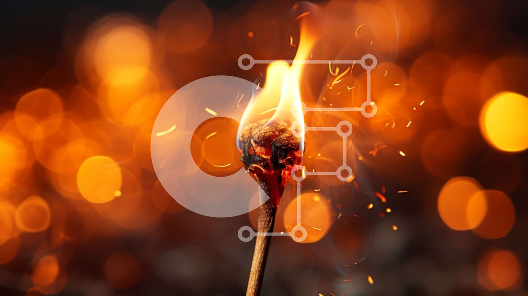 Intra Συλλεκτικό Ξύλινο Παζλ Plywood  4mm - Όμορφη εικόνα ενός αναμμένου κεριού με μια φωτεινή φλόγα Σε Ξύλινο Κουτί - Διαστάσεις: 10x10 cm – 25 κομμάτια