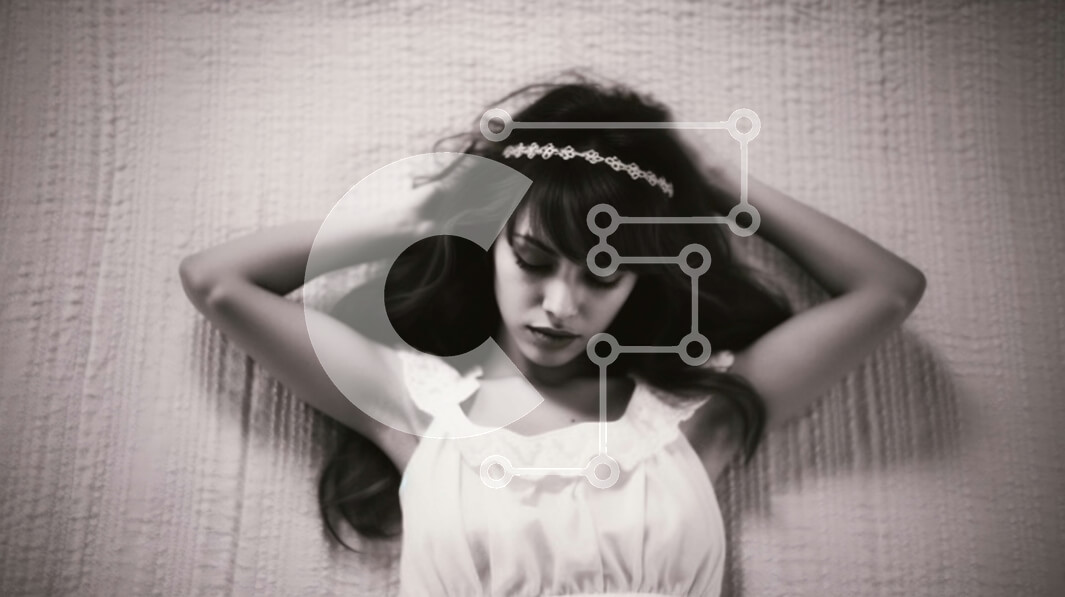 Intra Συλλεκτικό Ξύλινο Παζλ Plywood  4mm - Κομψή φωτογραφία μιας γυναίκας με λευκό φόρεμα με κορώνα στο κεφάλι της Σε Ξύλινο Κουτί - Διαστάσεις Puzzle: 10x10 cm – 25 κομμάτια