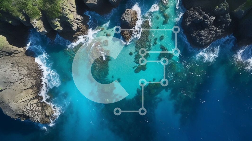 Intra Συλλεκτικό Ξύλινο Παζλ Plywood  4mm - Εκπληκτική εναέρια θέα της βραχώδης ακτογραμμής με τα γαλάζια νερά και την πράσινη βλάστηση Σε Ξύλινο Κουτί - Διαστάσεις Puzzle: 10x10 cm – 25 κομμάτια