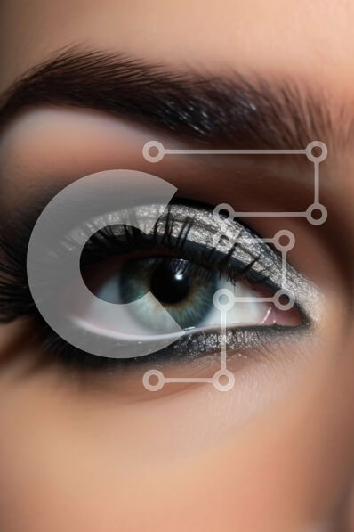 Intra Συλλεκτικό Ξύλινο Παζλ Plywood  4mm - Εκπληκτική κινηματογράφηση σε πρώτο πλάνο ενός γυναικείου ματιού με μαύρο eyeliner και ασημί λάμψη Σε Ξύλινο Κουτί - Διαστάσεις Puzzle: 10x10 cm – 25 κομμάτια