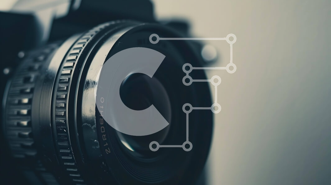 Intra Συλλεκτικό Ξύλινο Παζλ Plywood  4mm - Κοντινό πλάνο μαύρης κάμερας σε άσπρο φόντο Σε Ξύλινο Κουτί - Διαστάσεις: 10x10 cm – 25 κομμάτια