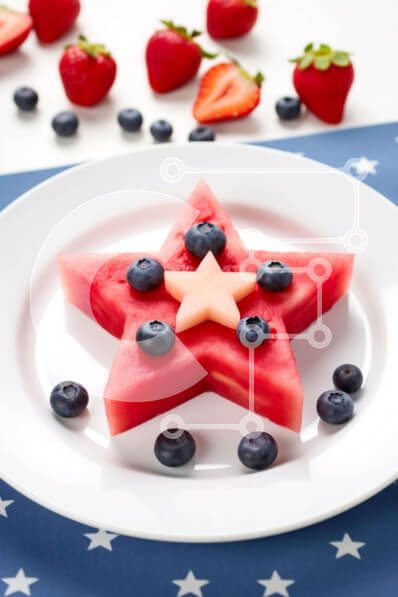 Σετ των 2 Intra Συλλεκτικό Ξύλινο Παζλ Plywood  4mm - Εορταστικό καρπούζι σε σχήμα αστεριού σε φόντο αμερικανικής σημαίας Σε Ξύλινο Κουτί - Διαστάσεις: 10x10 cm – 25 κομμάτια