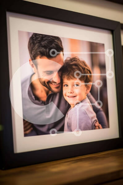 Intra Συλλεκτικό Ξύλινο Παζλ Plywood  4mm - Πατέρας που αγκαλιάζει τον μικρό γιο Σε Ξύλινο Κουτί - Διαστάσεις Puzzle: 10x10 cm – 25 κομμάτια