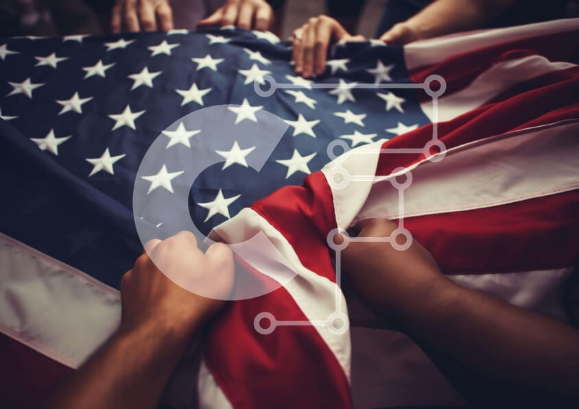 Intra Συλλεκτικό Ξύλινο Παζλ Plywood  4mm - Ομάδα ανθρώπων που κρατούν την αμερικανική σημαία στον πατριωτικό εορτασμό Σε Ξύλινο Κουτί - Διαστάσεις Puzzle: 10x10 cm – 25 κομμάτια