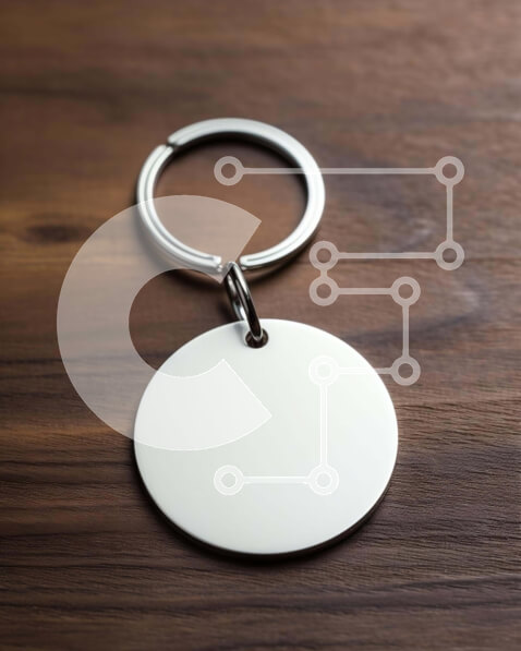 Intra Συλλεκτικό Ξύλινο Παζλ Plywood  4mm - Ασημένιο οβάλ μπρελόκ σε ξύλινο τραπέζι Σε Ξύλινο Κουτί - Διαστάσεις: 10x10 cm – 25 κομμάτια