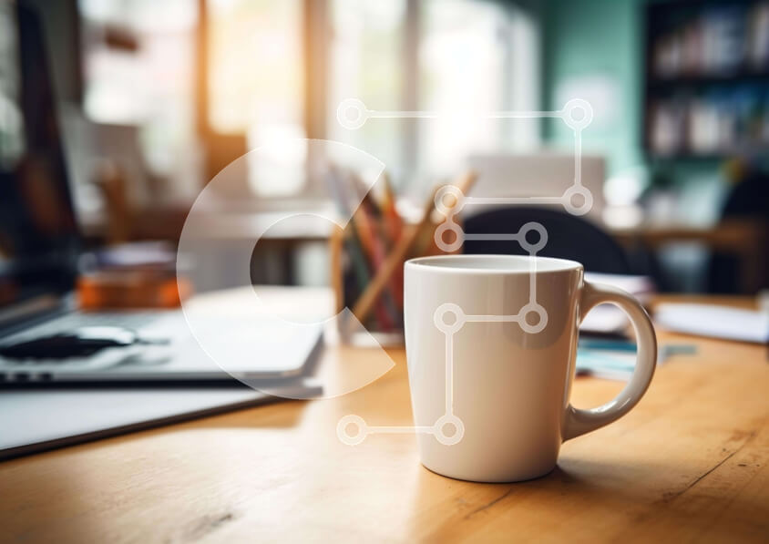 Intra Συλλεκτικό Ξύλινο Παζλ Plywood  4mm - Λευκό φλιτζάνι καφέ και φορητό υπολογιστή στο ξύλινο γραφείο Σε Ξύλινο Κουτί - Διαστάσεις Puzzle: 10x10 cm – 25 κομμάτια