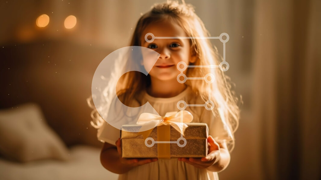 Intra Συλλεκτικό Ξύλινο Παζλ Plywood  4mm - Ενθουσιασμένη νεαρή κοπέλα που λαμβάνει ένα χρυσό κουτί δώρου Σε Ξύλινο Κουτί - Διαστάσεις Puzzle: 10x10 cm – 25 κομμάτια